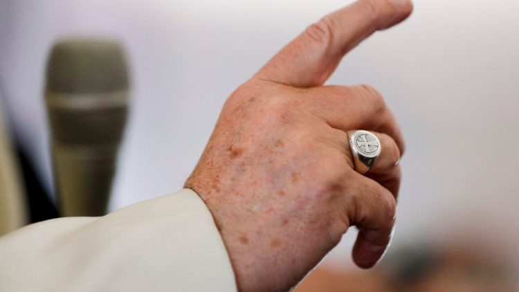 Papst Franziskus: Hand, alter silberner Bischofsring und Mikrofon