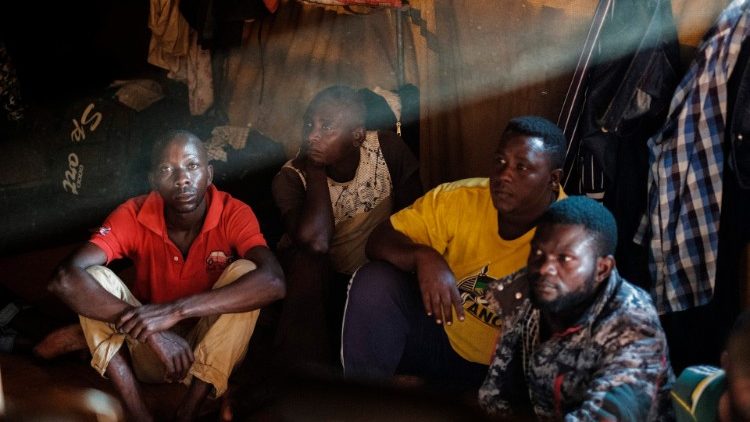 द. अफ्रीका में बुरुंडी के शरणार्थी मुशिना शर्णार्थी कैंप में
