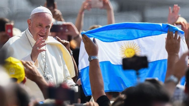 Un pèlerin brandit un drapeau argentin lors de l'audience générale du 5 juin 2019, Place St-Pierre