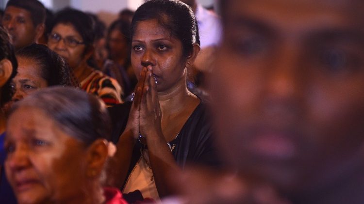 Христини от Шри Ланка в молитва след атентата в Коломбо 21 април  2019
