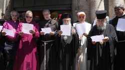 Rassemblement de prière des représentants de différentes confessions religieuses à Jérusalem, le 11 juillet 2019. Le père Francesco Patton est au centre, en habit de franciscain. 
