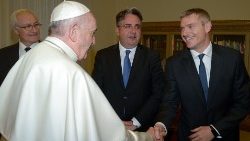 Matteo Bruni (r.) mit Papst Franziskus
