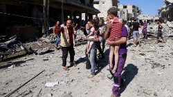 Parolin: “Il Papa chiede ad Assad iniziative concrete per la popolazione"