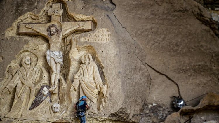 Restauration eines Reliefs in Ägypten, das den gekreuzigten Christus zeigt
