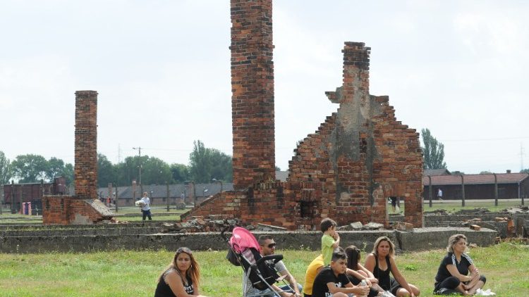 La visita di un gruppo di Rom al campo di sterminio di Auschwitz-Birkenau in Polonia in occasione della Giornata della memoria del 2019