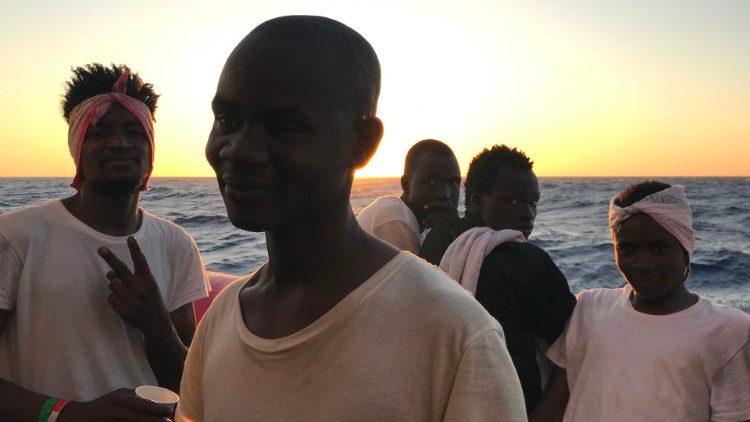 En août 2019, des personnes secourues à bord du navire humanitaire Ocean Viking. 