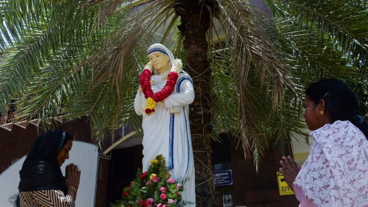 Fiéis indianas rezam diante da imagem de Santa Madre Teresa, em Chennai