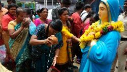 Devotos indianos rezam diante da imagem de Nossa Senhora da Saúde, em Hyderabab