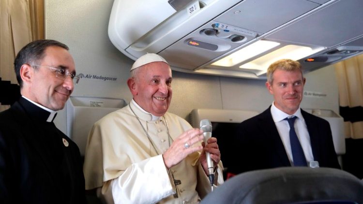 Bei Reisen war Mauricio Rueda Beltz (l.) lange Zeit ständiger Begleiter von Papst Franziskus