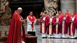 Папа падчас пахавання кардынала Уільяма Левады