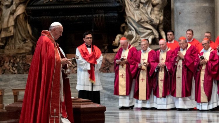 Papa Franjo predvodi obred Commendatio i Valedictio na sprovodu kardinala Levade; Vatikan, 27. rujna 2019.