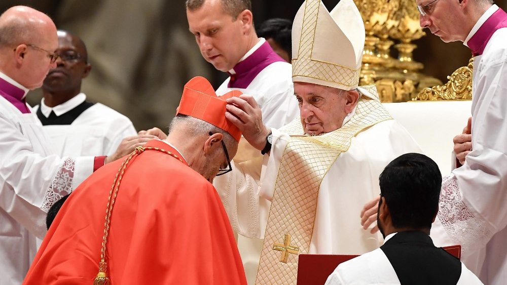 Kardinál Michael Czerny SJ, titulárny arcibiskup Beneventa, prijal kardinálsky biret deň po svojej biskupskej vysviacke