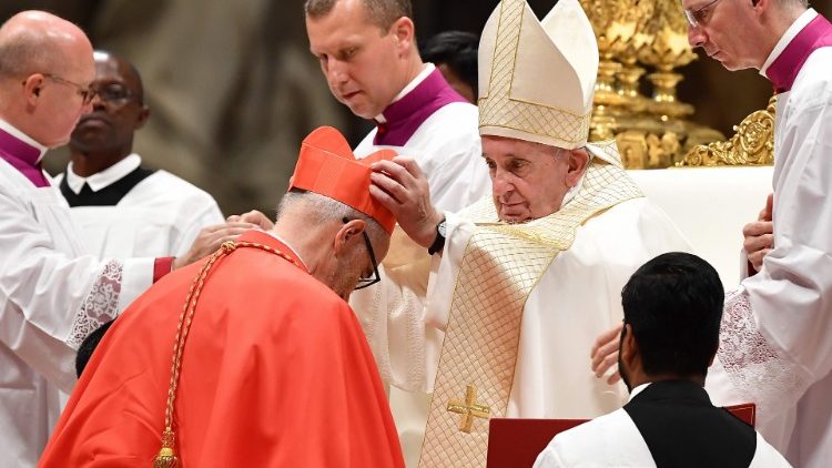 Kardinál Czerny přijímá kardinálsky biret z rukou papeže Františka
