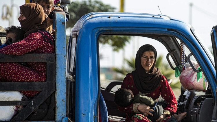 Civili curdi in fuga dalla zona dei combattimenti