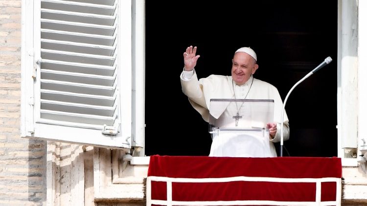 El Papa Francisco asomado desde la ventana del Palacio Apostólico del Vaticano. 