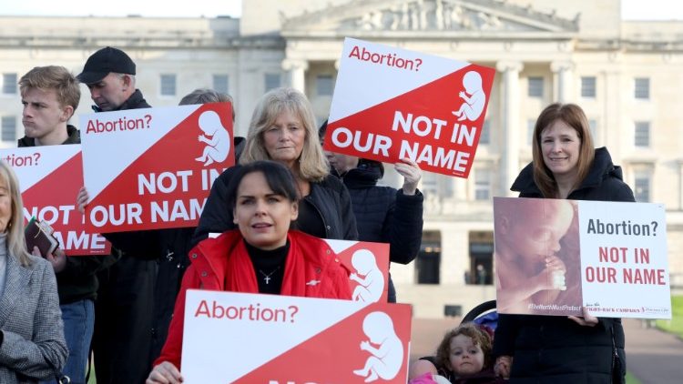 Prosvjednici protiv pobačaja pred zgradom Parlamenta u Belfastu (21. listopada 2019.)