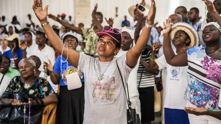 Les fidèles haïtiens en prière en octobre 2019, avant une marche pacifique contre le gouvernement à Port-au-Prince.
