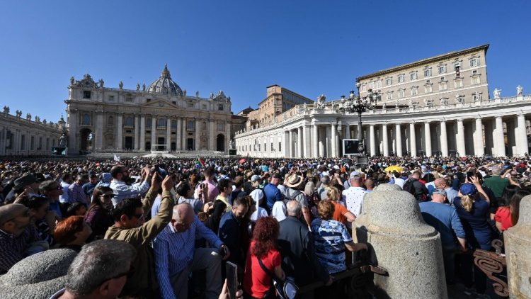 Hívek hallgatják Ferenc pápát a Szent Péter-téren