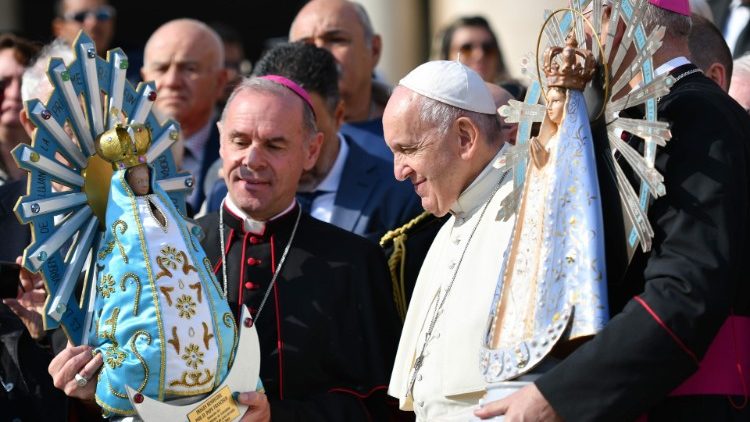 Biskup Paul James Mason, papa Franjo i biskup Santiago Olivera (30. listopada 2019.)