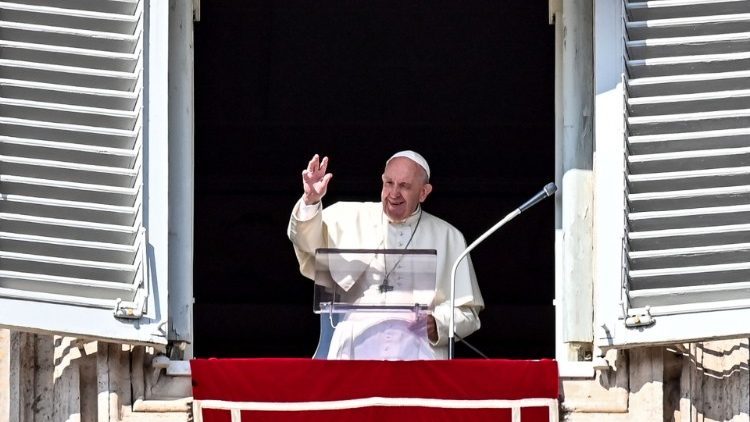 Papa Franjo pozdravlja s prozora Apostolske palače vjernike okupljene na Trgu svetoga Petra; 1. studenoga 2019.