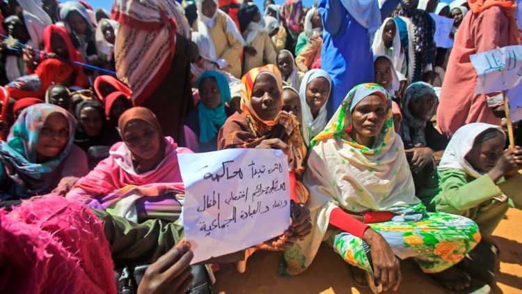 Le 4 novembre 2019, dans un camps déplacés, des femmes demandent justice, lors d'une visite du nouveau Premier ministre Abdallah Hamdok. 