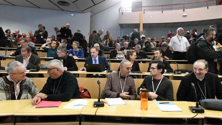 Mardi 5 novembre à Lourdes, des évêques entourés de laïcs, pour la première fois invités à l'Assemblée d'automne de la CEF