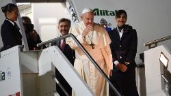 El Santo Padre saluda desde el avión.