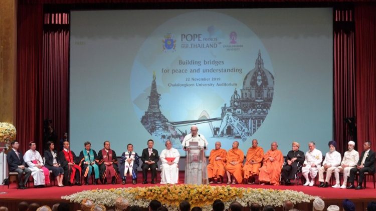 22.11.2019 थाईलैंड में संत पापा फ्राँसिस अन्य धर्मों के नेताओं के साथ