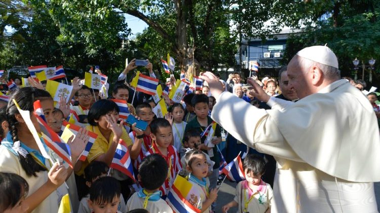 Il Papa con un gruppo di bambini thailandesi (2019)