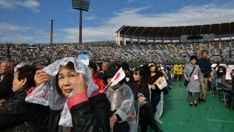 Image d'illustration. La foule avant la messe du Pape François au stade de Nagasaki en novembre 2019. 