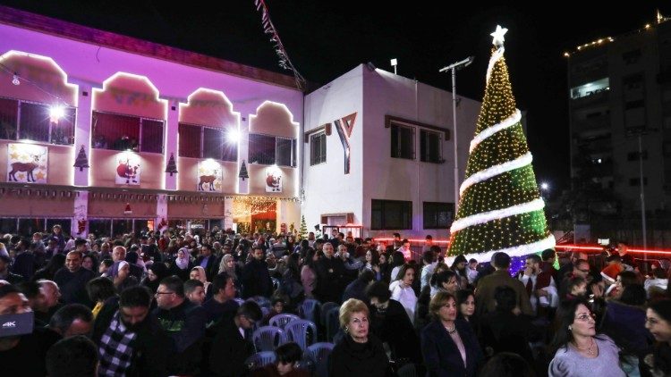圍繞在聖誕樹周圍的巴勒斯坦基督徒