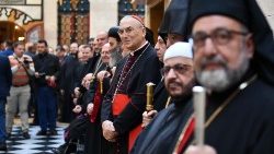 Le cardinal Zenari parmi les chefs religieux à la cathédrale arménienne d'Alep, le 7 décembre 2019.