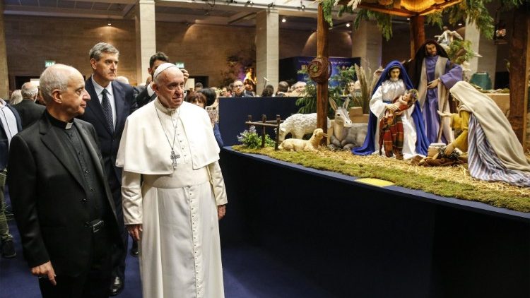 教宗观赏圣诞马槽