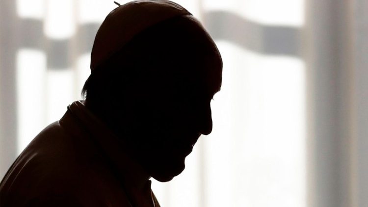 Kolejny atak rwy kulszowej Papieża Franciszka