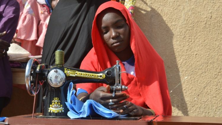 Aus der Gewalt von Boko Haram freigekommen, konnte dieses Mädchen aus dem Nordosten Nigerias einen Beruf erlernen