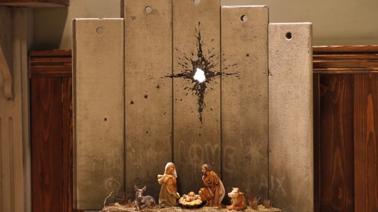 பாலஸ்தீனா நாட்டில், கலைஞர் பாங்க்ஸி உருவாக்கியுள்ள "The Scar of Bethlehem", 'பெத்லகேமின் தழும்பு' குடில்