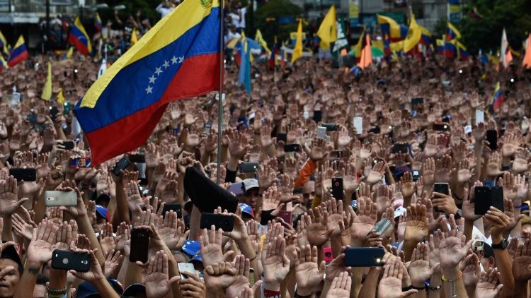 Caracasban a demokráciáért tüntetnek