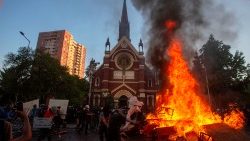 Missa em desagravo por igreja incendiada no Chile