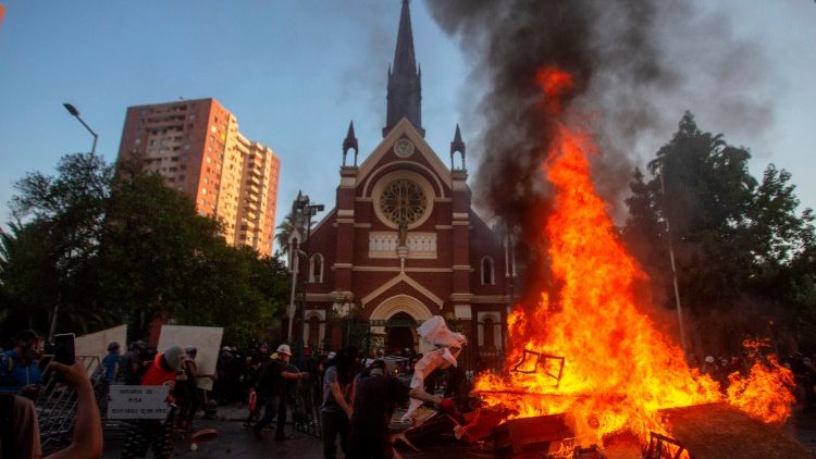 Archivbild: Brand vor einer chilenischen Kirche 2020