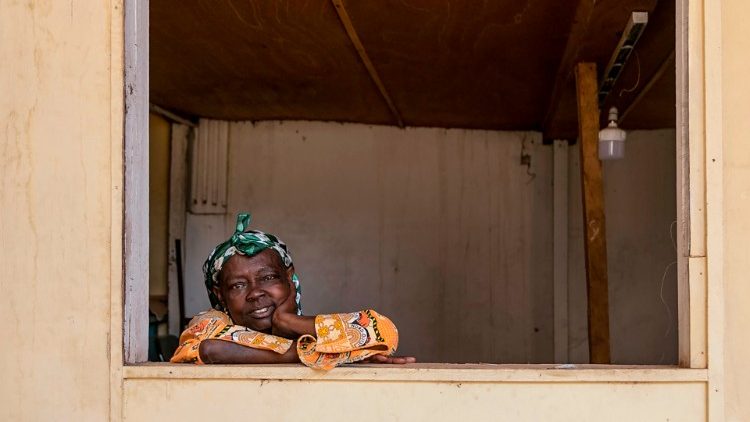 一位丧失家园住在救济所的喀麦隆妇女
