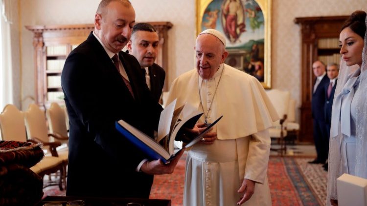Azerbaidžānas prezidents tiekas ar pāvestu