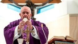 Papież: niech kapłani zanoszą chorym Komunię św.