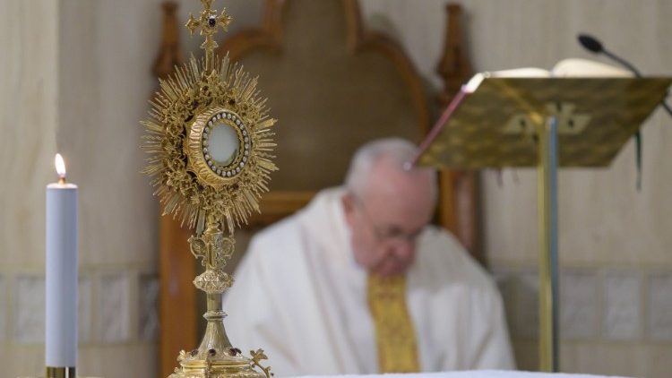 Papež Frančišek med češčenjem Najsvetejšega.