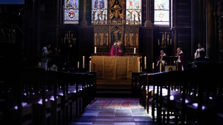 Une messe en l'absence de fidèles au couvent Saint-Antoine de Bruxelles, en mars 2020
