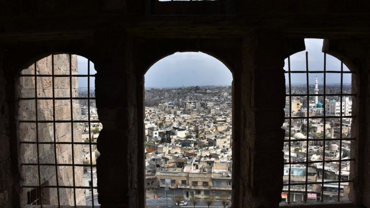 Blick von der historischen Zitadelle auf die Stadt Aleppo