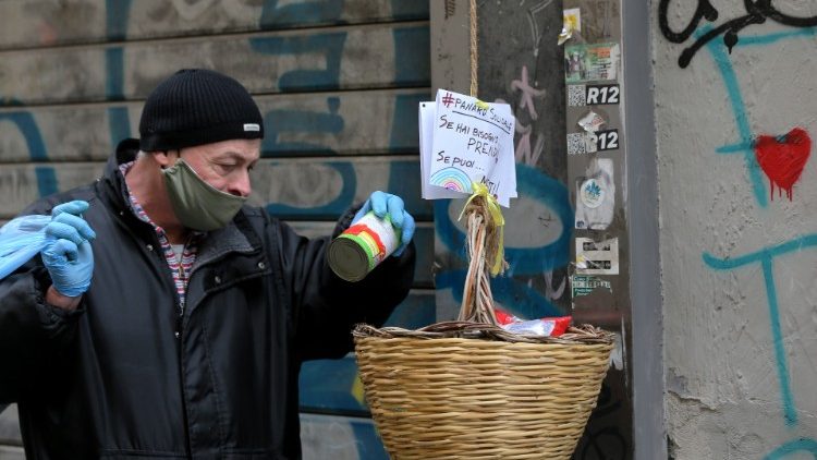 O "panaro" solidário é uma cesta usada para doações que se encontra pelas ruas de Nápoles