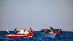 Migrantes a la deriva en el Mar Mediterráneo.