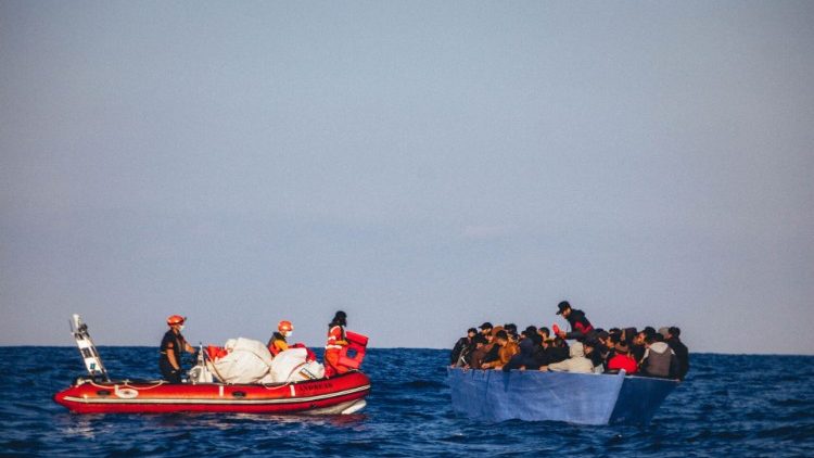 Snímka migrantov na Stredozemnom mori , ktorí sa museli vrátiť do Líbye (apríl 2020)