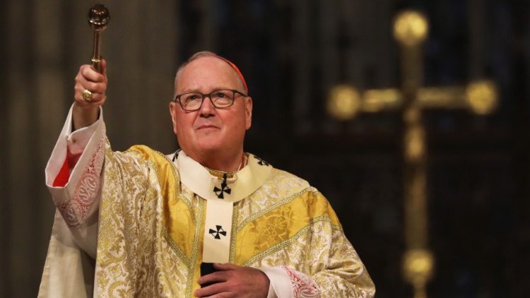 Cardenal Timothy Dolan celebra la Misa de Pascua en la Catedral vacía de San Patricio en Nueva York.