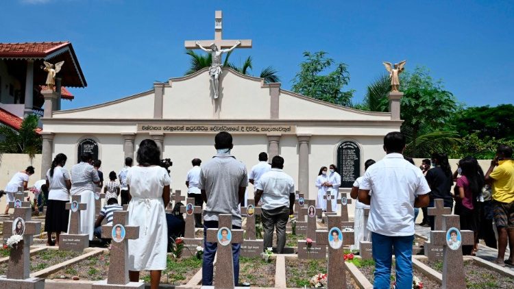 斯里兰卡信友在圣堂前追悼去年复活节袭击事件的罹难者